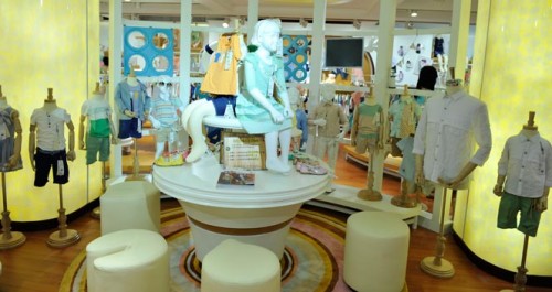 比比安童装店铺展示