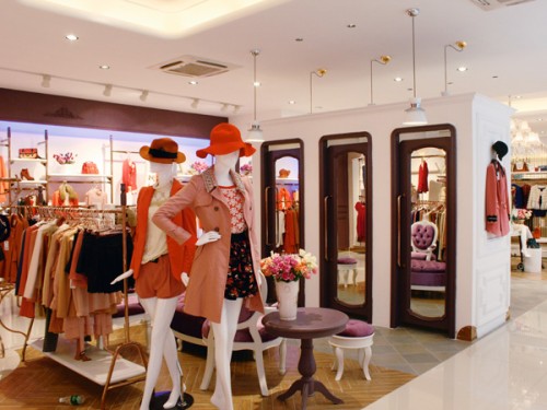 伊韵儿女装店铺展示