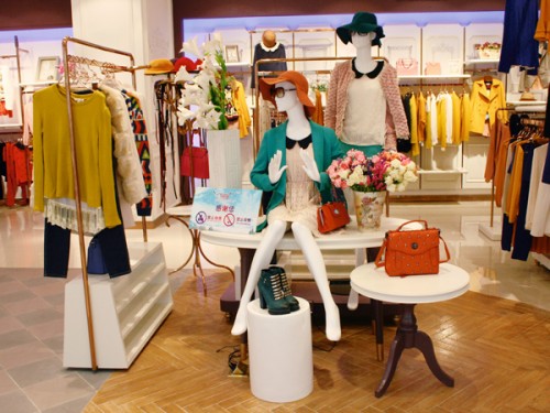 伊韵儿女装店铺展示