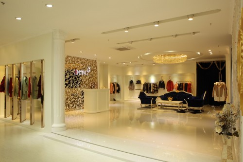 恩英女装店铺展示