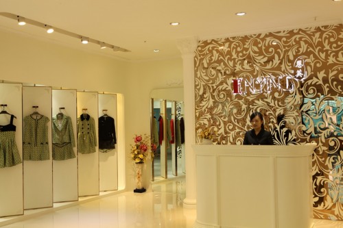 恩英女装店铺展示
