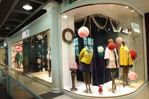 恩英女装店铺展示