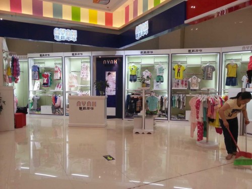 娜样年华童装店铺形象