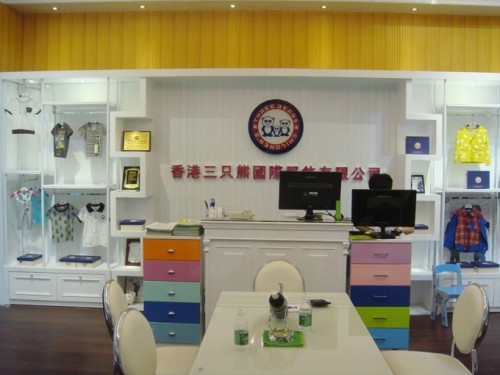 三只熊童装店铺展示