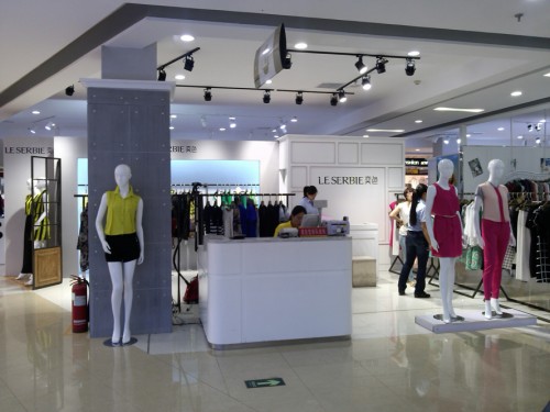 奕色女装店铺展示