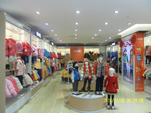 虹猫蓝兔童装店铺展示