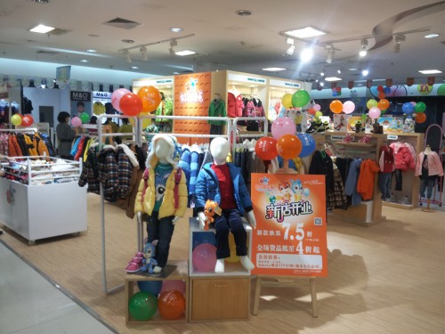 虹猫蓝兔童装店铺展示