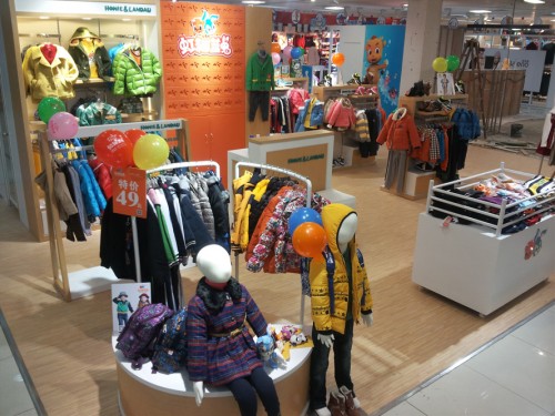 虹猫蓝兔童装店铺展示