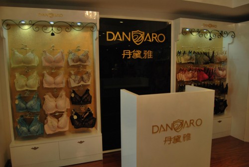 丹黛雅内衣店铺展示