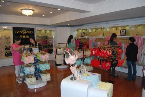 丹黛雅内衣店铺展示