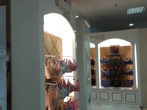 玛莎•纤婷内衣店铺展示