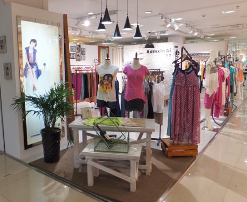 歆艾女装店铺展示