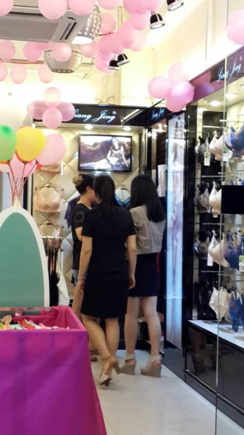 靓景内衣店铺展示