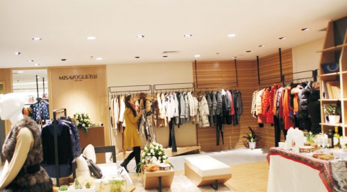 名莎女装店铺展示