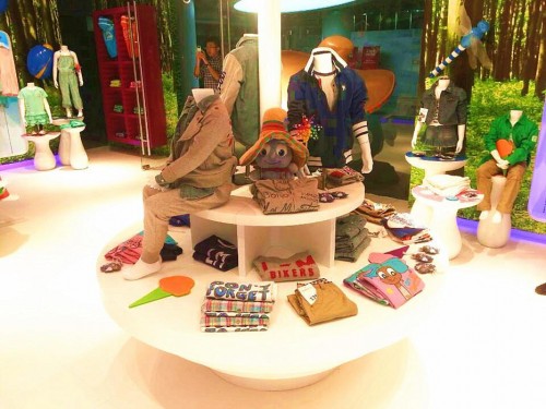 小蚊子童装店铺展示