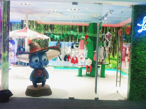 小蚊子童装店铺展示