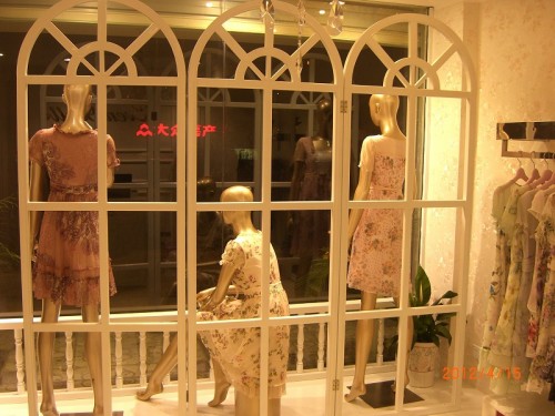 伊汶贝迩女装店铺形象