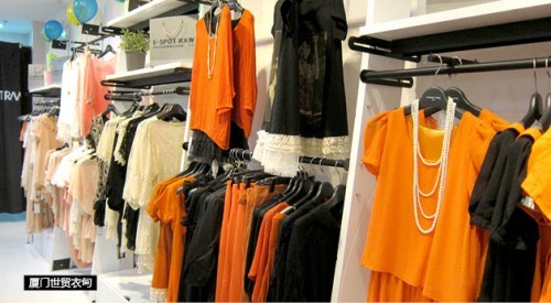 衣甸女装店铺展示
