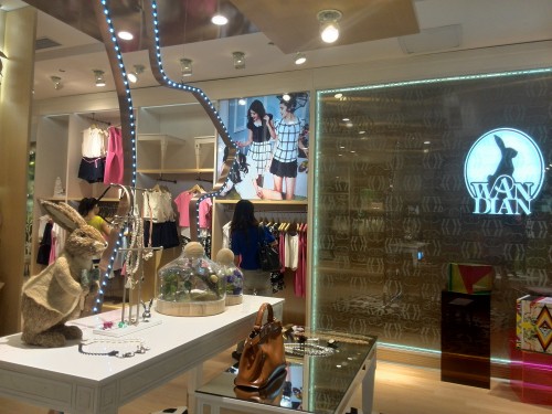 婉甸女装店铺展示