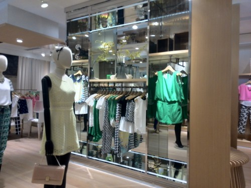 婉甸女装店铺展示