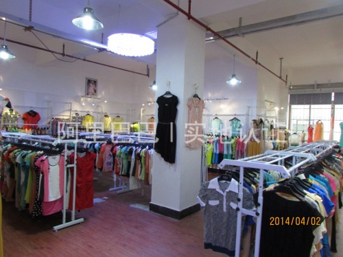 衣魅人女装店铺展示