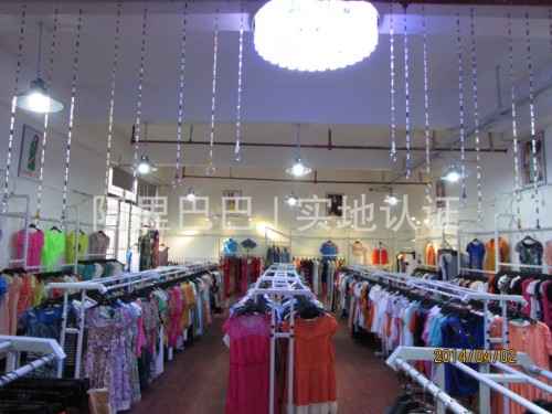 衣魅人女装店铺展示