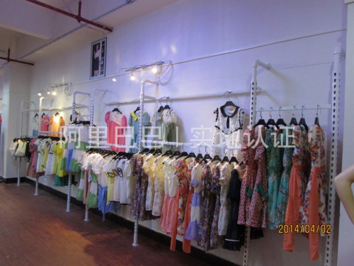 衣魅人女装店铺展示