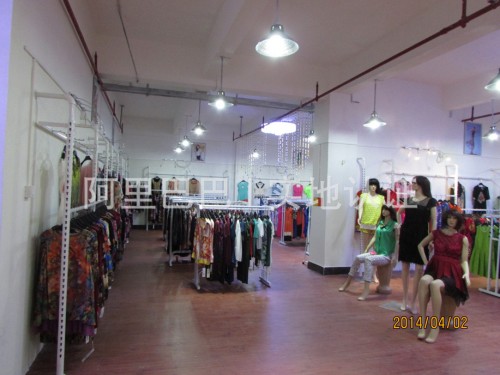衣魅人女装店铺展示