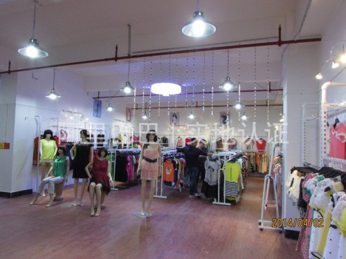 衣魅人女装店铺展示