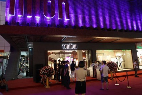 唐狮休闲装店铺展示