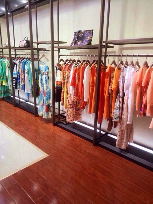 伯妮斯茵女装店铺形象