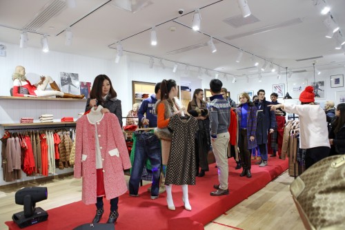 RiverWoods女装店铺展示