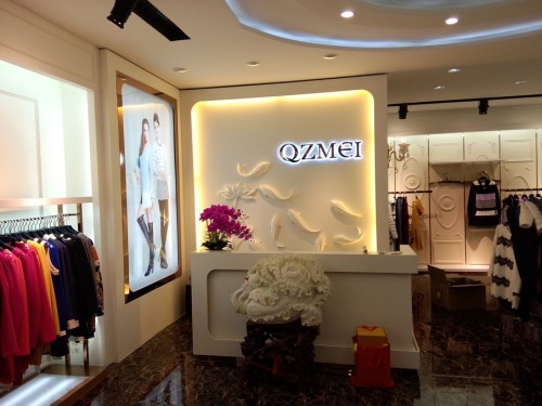 芊之美女装店铺展示