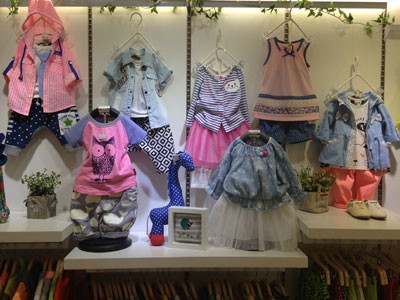 三只鼠童装店铺展示