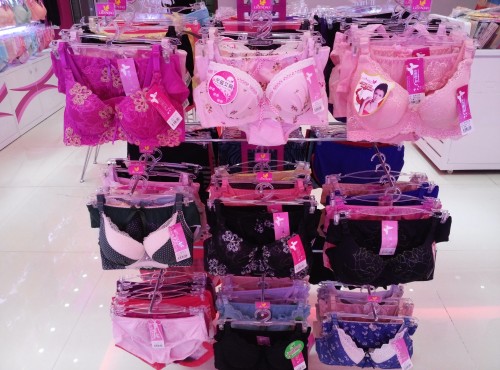 丽人岛内衣店铺展示