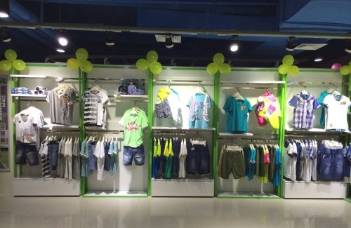 越位少年装童装店铺展示
