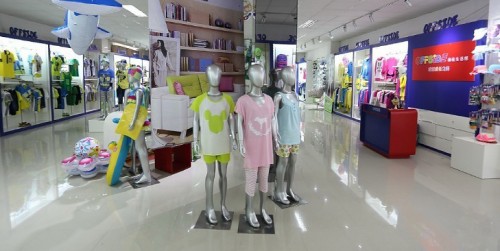 越位少年装童装店铺展示