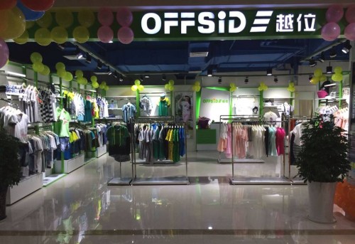 越位少年装童装店铺展示
