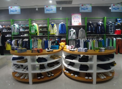 越位少年装童装店铺展示