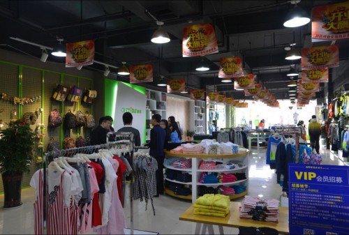 越位少年装童装店铺形象