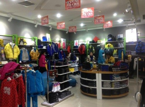 越位少年装童装店铺形象