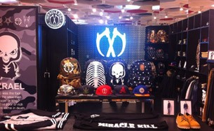 双刀潮牌男装店铺展示