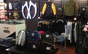 双刀潮牌男装店铺展示