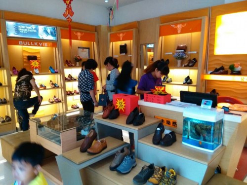 公牛动感鞋帽店铺形象