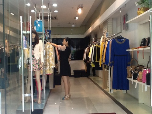 百佧丽女装店铺展示