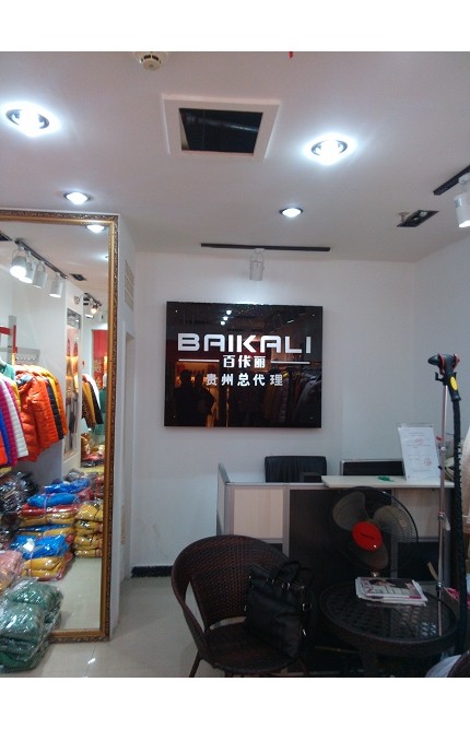 百佧丽女装店铺展示