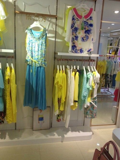依然秀女装店铺展示