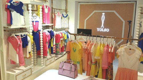 依然秀女装店铺展示