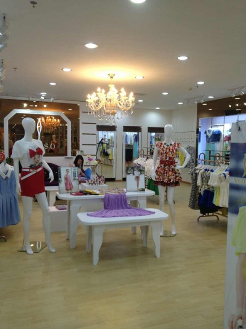 依然秀女装店铺展示
