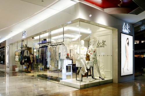 衣架女装店铺展示